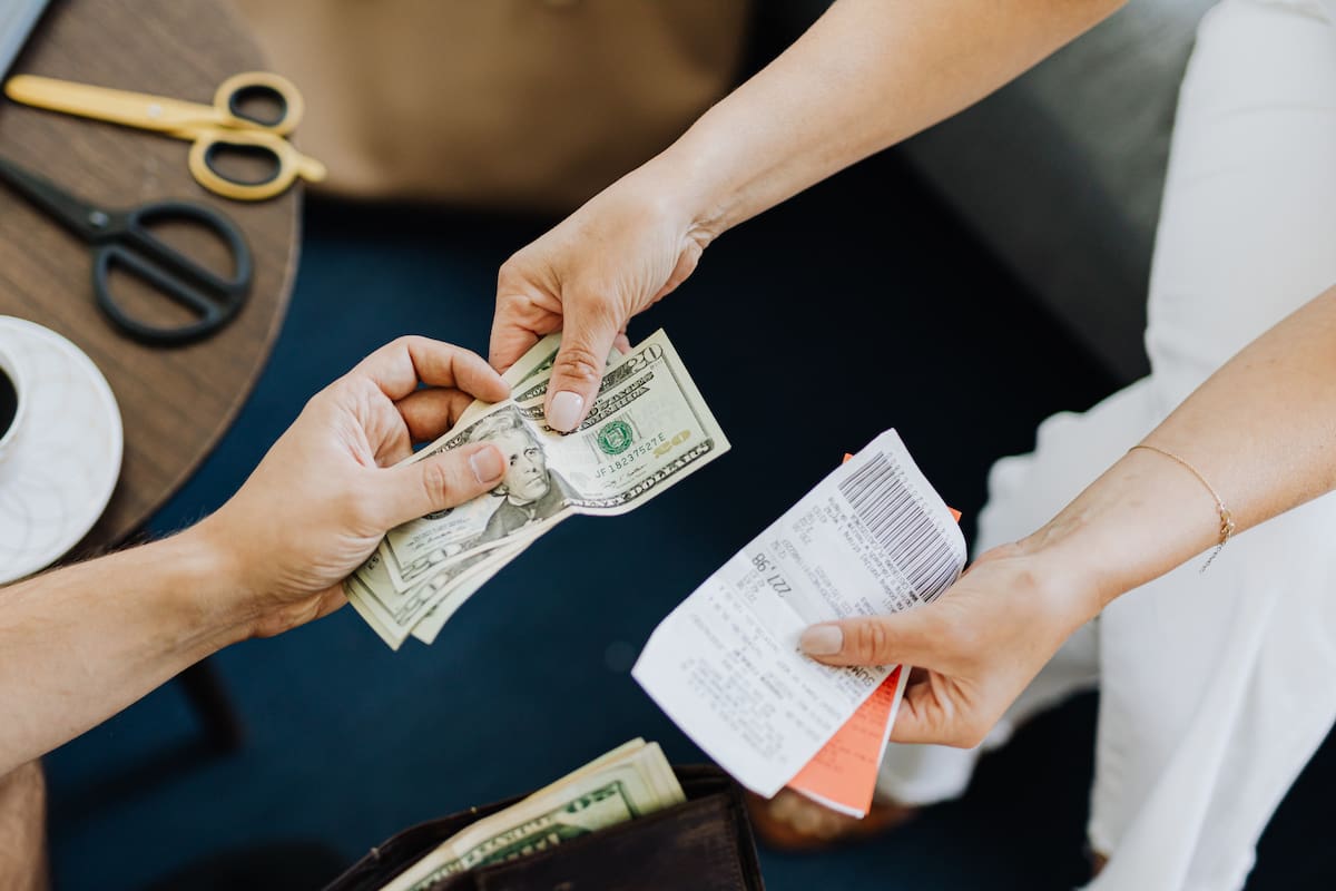 Recibió por error el salario de toda la fábrica y se negó a devolverlo: el caso llegó a la Corte Suprema