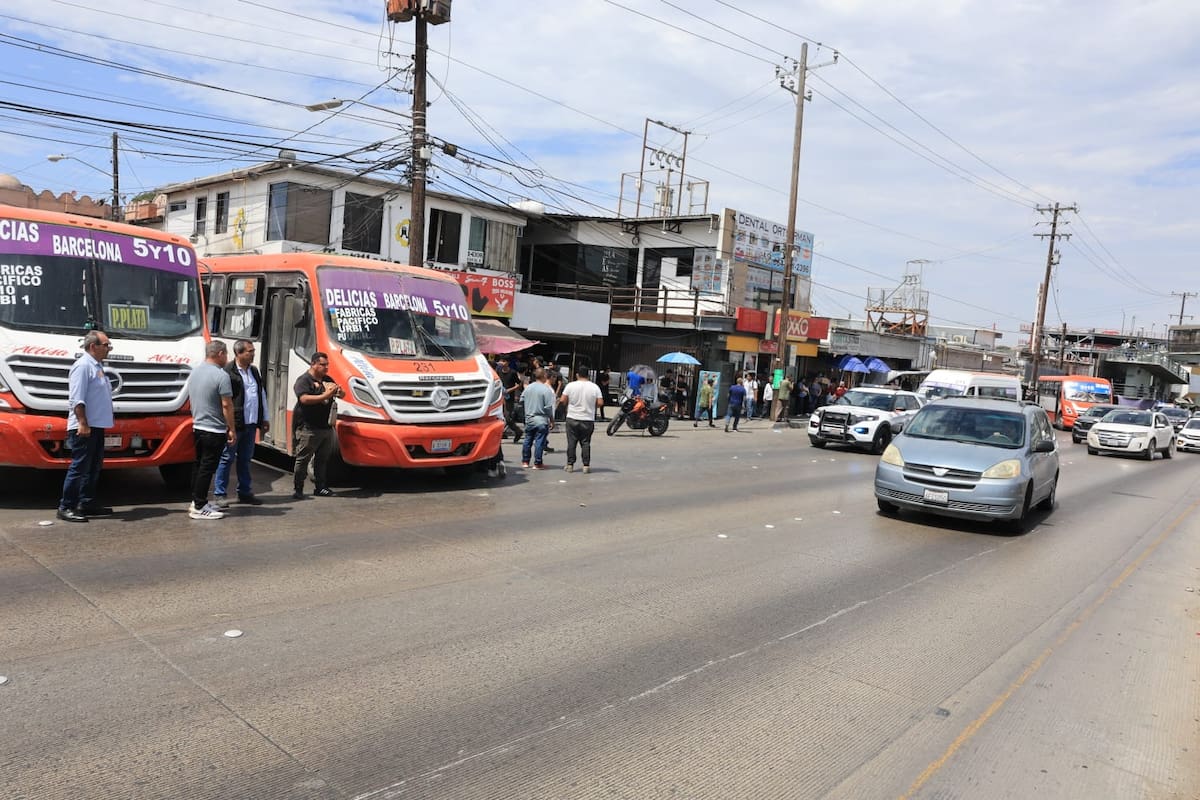 La protesta de transportistas también incluyó el cierre de accesos a las instalaciones de IMOS en la Zona Este de Tijuana. Foto: Sergio Ortiz