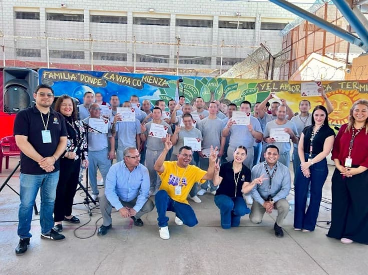 Entre rimas y reinserción; concluye taller de rap en el penal de Mexicali