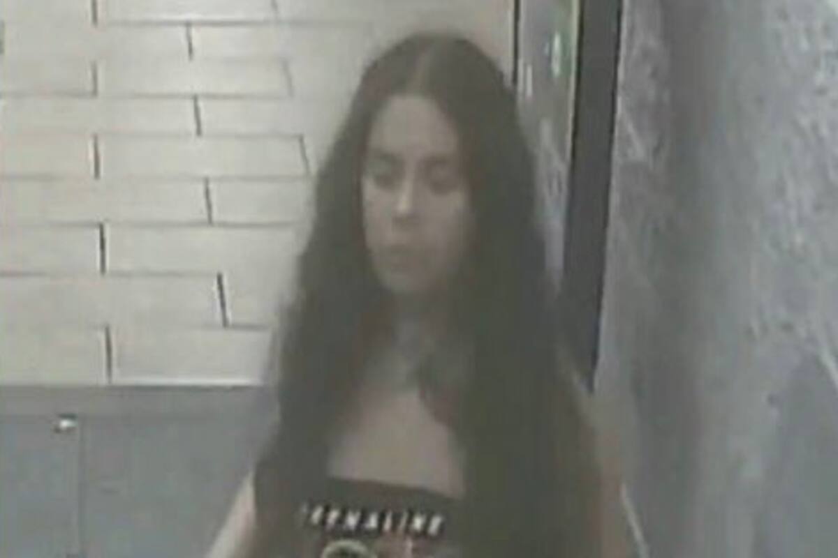 Mujer que orinó en papas se entrega a la policía