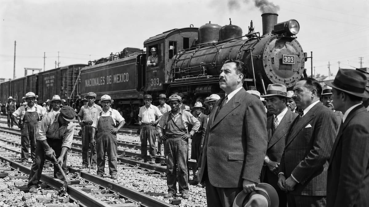 En junio de 1937, el presidente Lázaro Cárdenas decretó la expropiación de los bienes de Ferrocarriles Nacionales de México, con lo que el Estado fortaleció su control sobre el transporte ferroviario, fundamental para el comercio y la conexión entre distintas regiones del país. | Imagen recreada con inteligencia artificial.