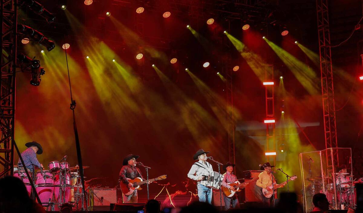El legendario Grupo Intocable ofreció, para complacencia de los presentes, un amplio y variado repertorio musical. Foto: Eleazar Escobar.