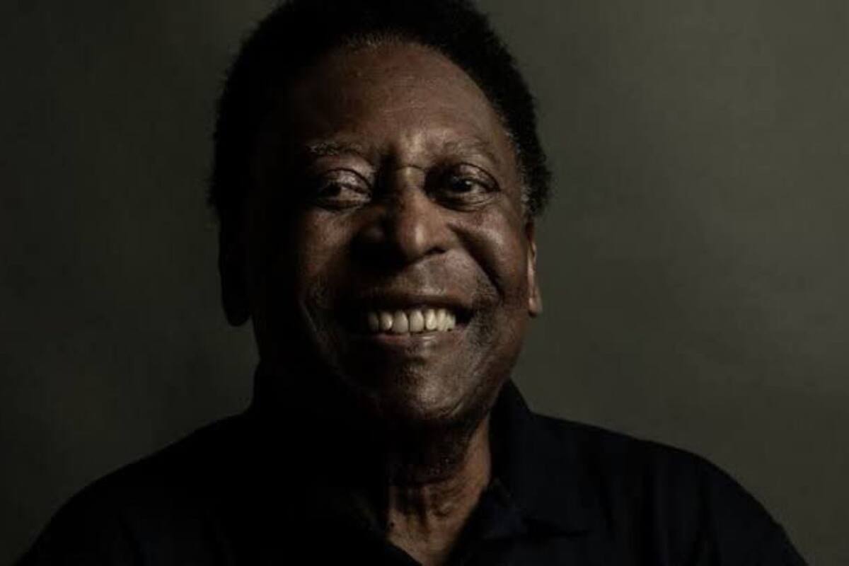 La estatua de Pelé que es montada en el Estadio del Santos