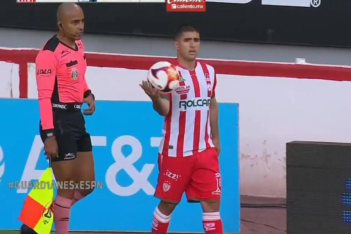 IMAGEN: ¡Bendita Liga MX! Futbolista del Necaxa jugó sin el escudo en su playera