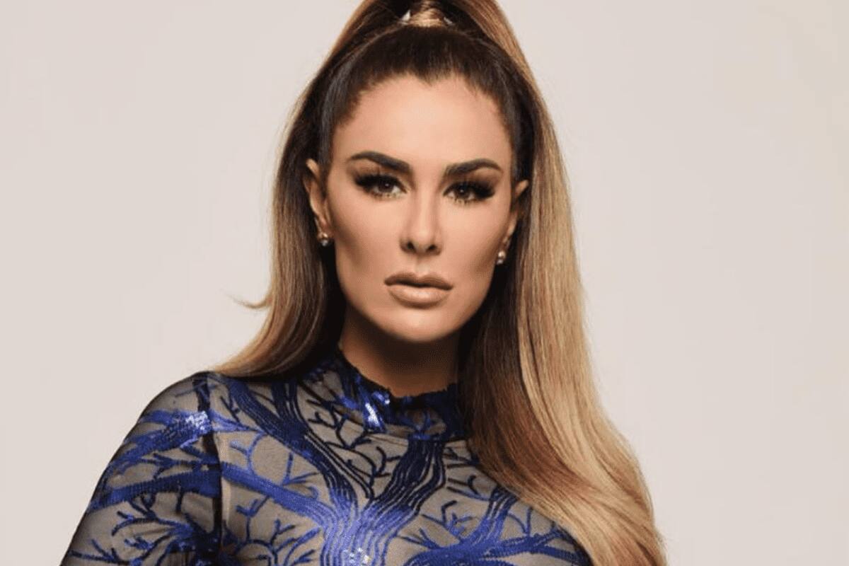 Ninel Conde muestra sexy escote