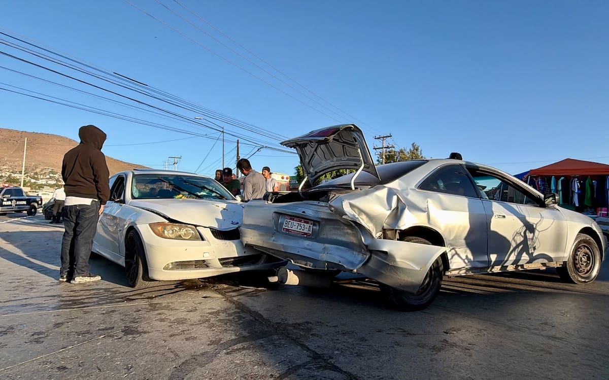 Una adulta mayor fue trasladada al hospital tras una carambola en Mariano Matamoros, Tijuana. Foto: Border Zoom
