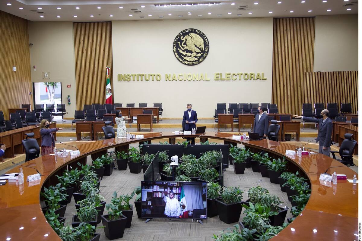 AMLO denuncia estrategia del INE para quitarle la mayoría en Cámara baja