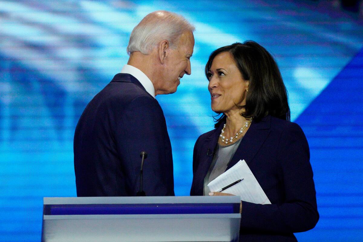 En esta fotografía del 12 de septiembre de 2019, el candidato demócrata a la presidencia Joe Biden y la entonces precandidata, la senadora Kamala Harris, se estrechan la mano después de un debate en Houston. El martes 11 de agosto de 2020, Biden seleccionó a Harris como compañera de fórmula. (AP Foto/David J. Phillip, Archivo)