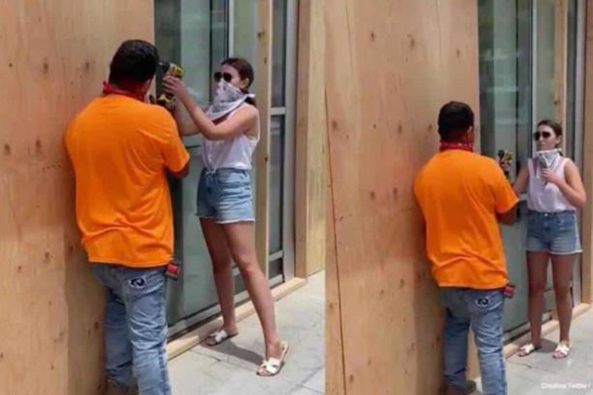 Finge ayudar a un hombre mientras le toman una foto