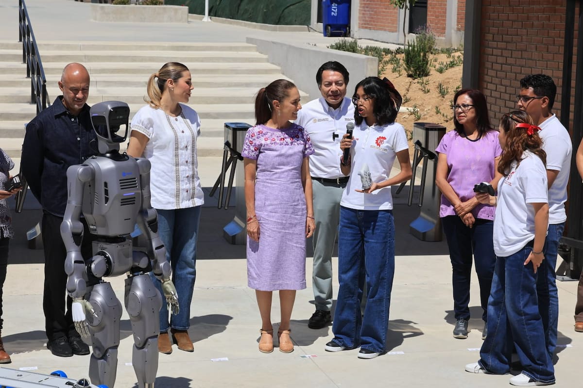 La presidenta Claudia Sheinbaum Pardo encabezó la inauguración del CBTis 290 en el fraccionamiento Natura, en la zona este de Tijuana, acompañada por autoridades federales, estatales y municipales. Foto: Sergio Ortíz.