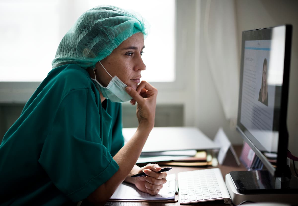 La propuesta plantea que las residencias médicas se vinculen directamente a los programas docentes de servicio social en unidades que dispongan del aval y reconocimiento de instituciones universitarias. |Magnific