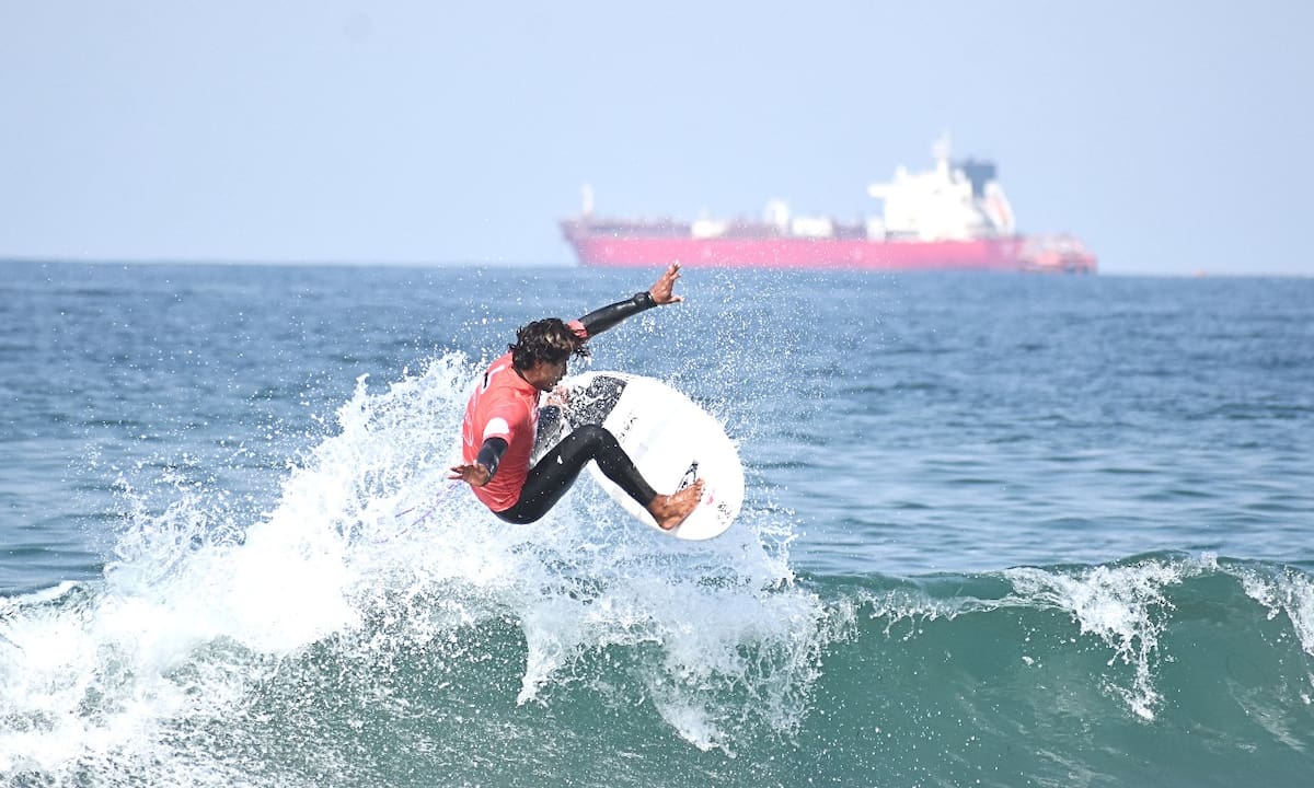 Los surfistas buscarán conquistar las mejores olas para ejecutar maniobras espectaculares.