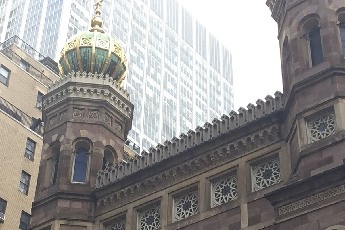 Policía de Nueva York acusa de delitos de odio a hombre que provocó pánico al irrumpir en ceremonia religiosa judía y agredir a dos personas dentro de una sinagoga