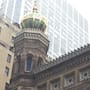 Policía de Nueva York acusa de delitos de odio a hombre que provocó pánico al irrumpir en ceremonia religiosa judía y agredir a dos personas dentro de una sinagoga
