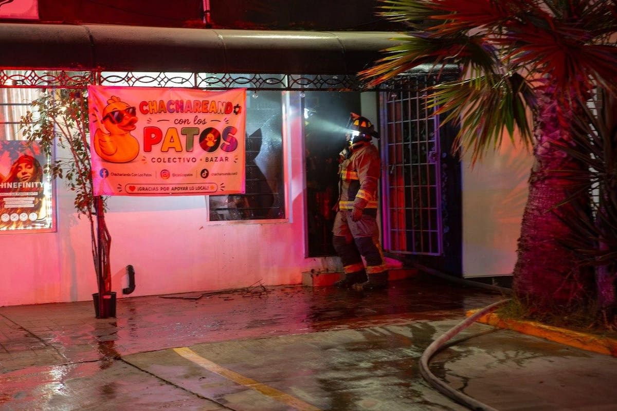Bomberos evitaron que el fuego alcanzara locales contiguos. En el sitio también fue localizada una cartulina con un mensaje, cuyo contenido permanece reservado. Foto: Border Zoom.