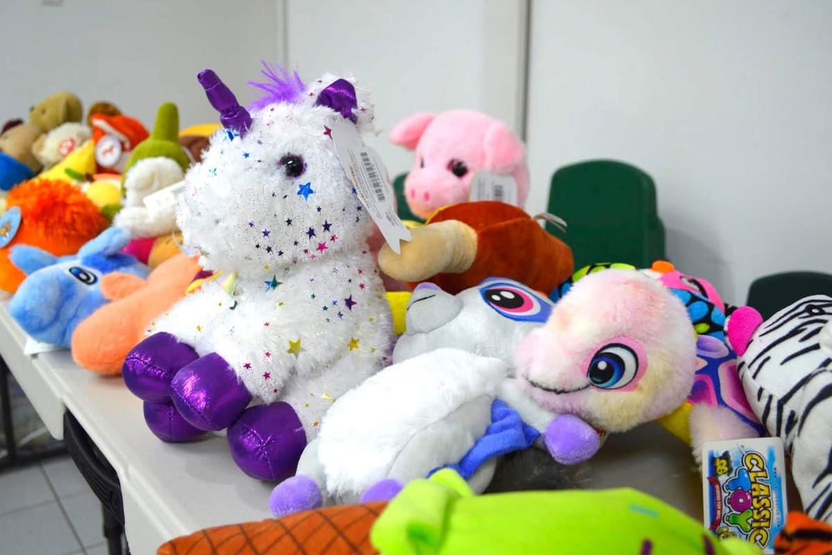 Donan más de 4 mil peluches en feria de San Diego para niños de Tijuana