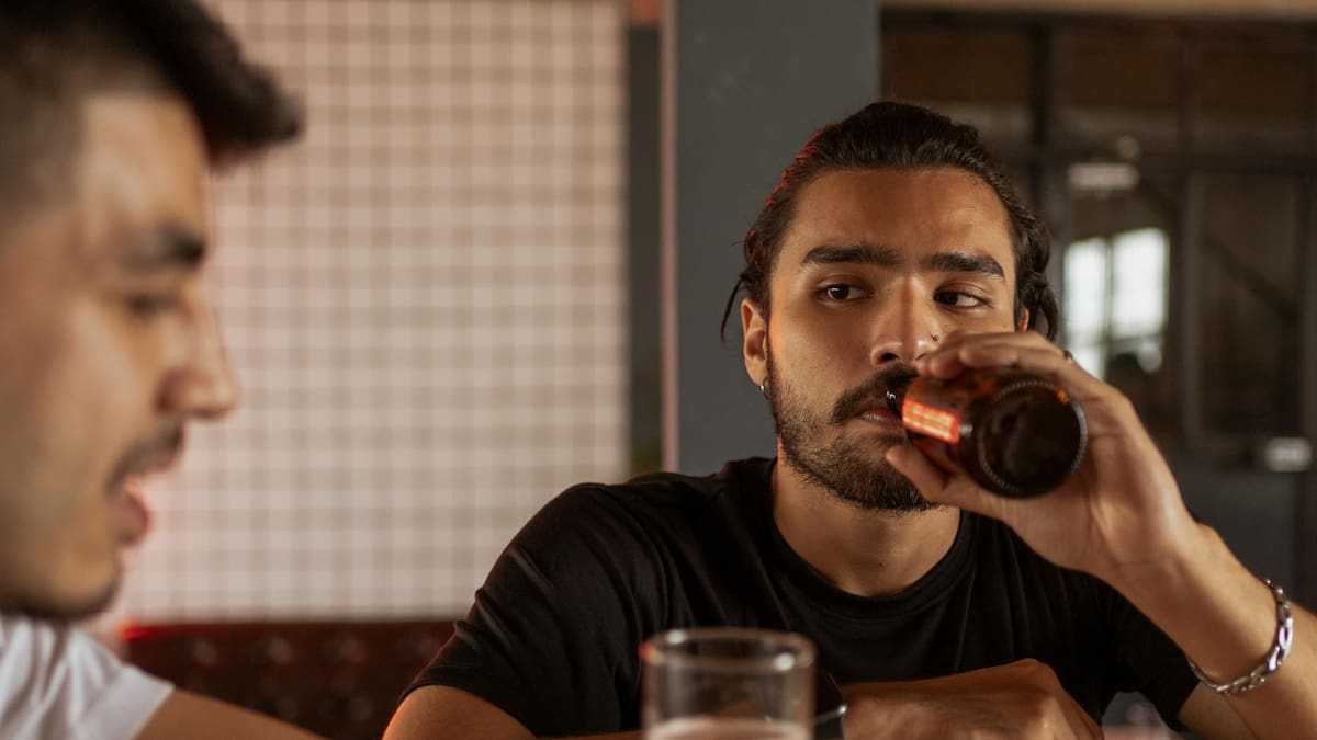 Mantener la mirada fija al hablar con alguien más puede reflejar seguridad, interés o desafío, según explica la psicología, pero su interpretación depende del contexto y la relación entre quienes conversan