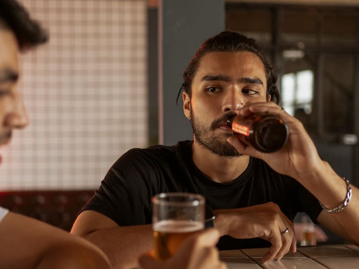 Mantener la mirada fija al hablar con alguien más puede reflejar seguridad, interés o desafío, según explica la psicología, pero su interpretación depende del contexto y la relación entre quienes conversan