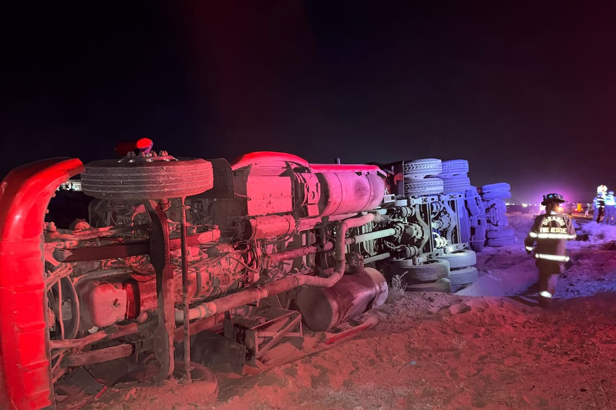 Vuelca tráiler rumbo a Sonoyta y moviliza a cuerpos de emergencia