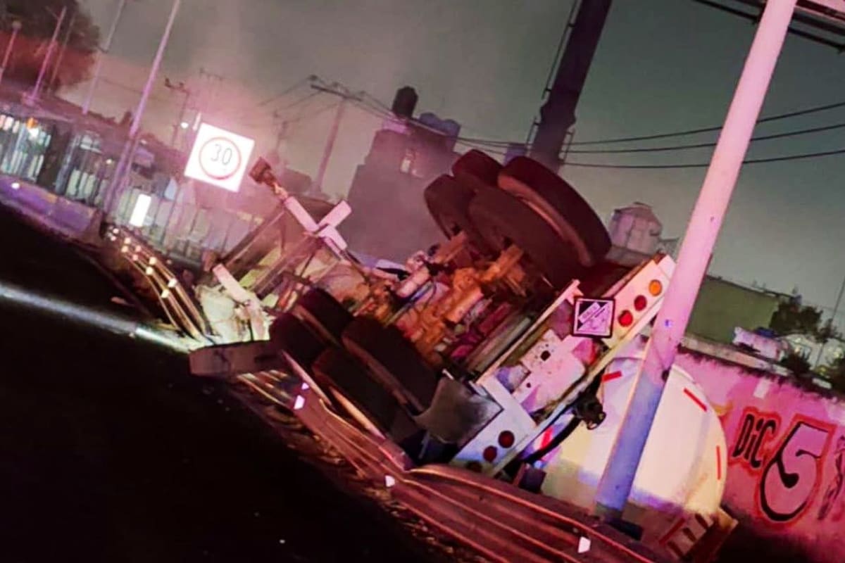 Volcadura de pipa en autopista México-Pachuca con 33,000 litros de amoníaco provoca la evacuación de 50 residentes en Ecatepec; no se reportan lesionados