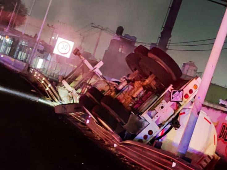 Volcadura de pipa en autopista México-Pachuca con 33,000 litros de amoníaco provoca la evacuación de 50 residentes en Ecatepec; no se reportan lesionados