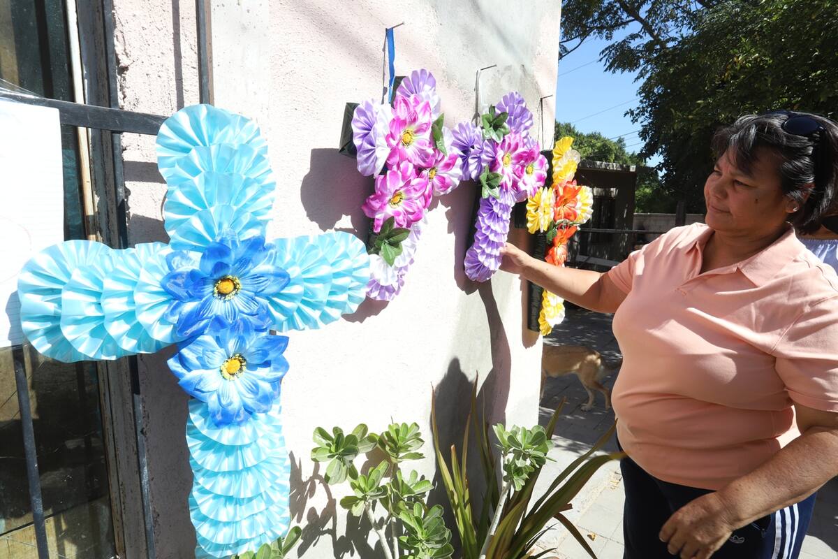 Hermosillo: Evangelina mantiene la tradición de su madre de hacer coronas el Día de Muertos