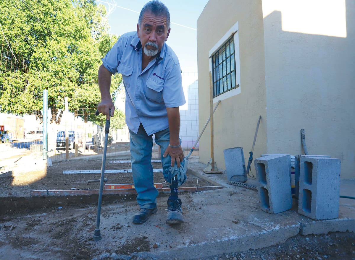 Pascual Barrón García, de 56 años, es albañil, hace 5 años perdió una pierna, pero continúa trabajando.