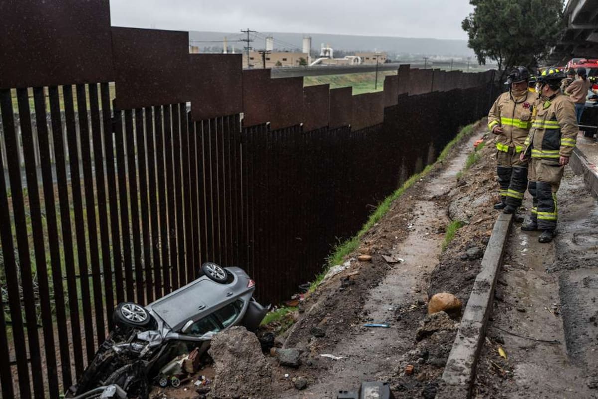 Auto vuelca en avenida Internacional de Tijuana; joven de 18 años ileso