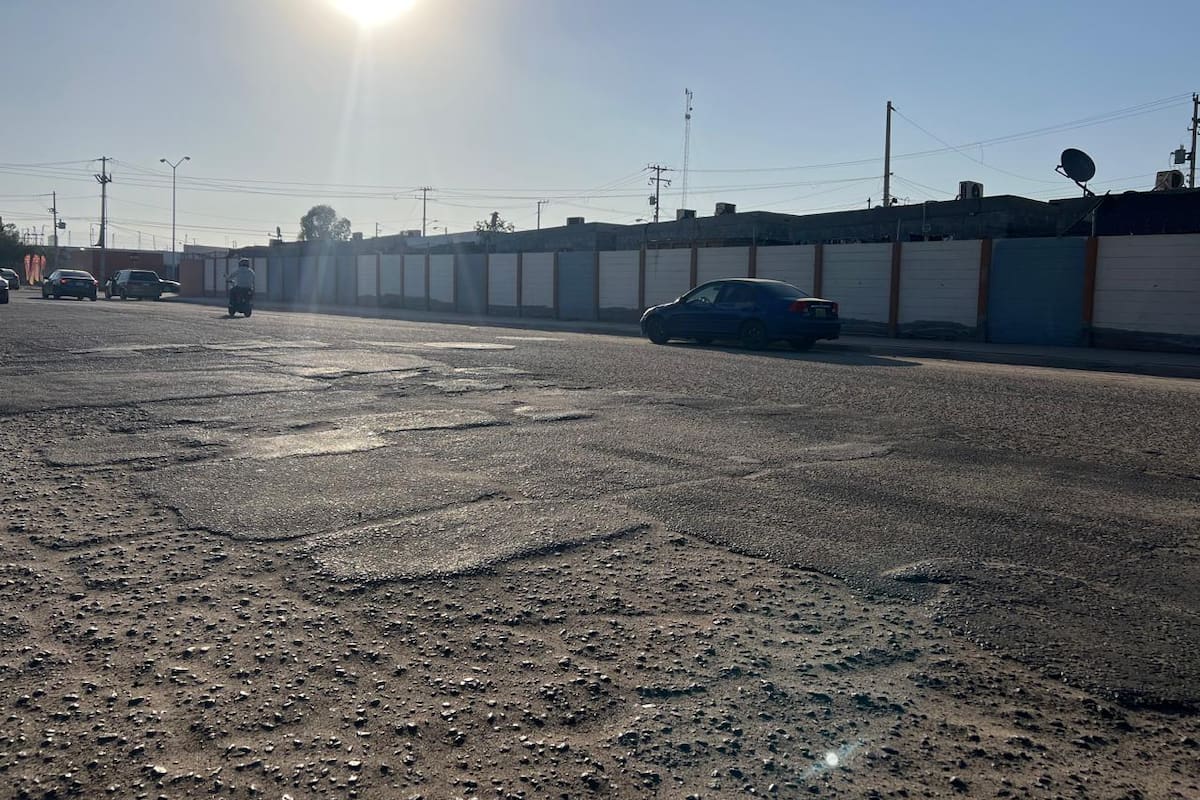 Los naranjos y Pórticos del valle con calles en mal estado