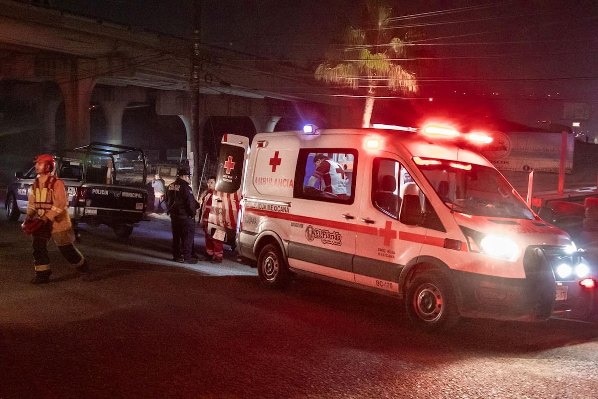 Una falla mecánica provocó que una camioneta estuviera a punto de caer a un desnivel de dos metros; no hubo lesionados. Foto: Border Zoom