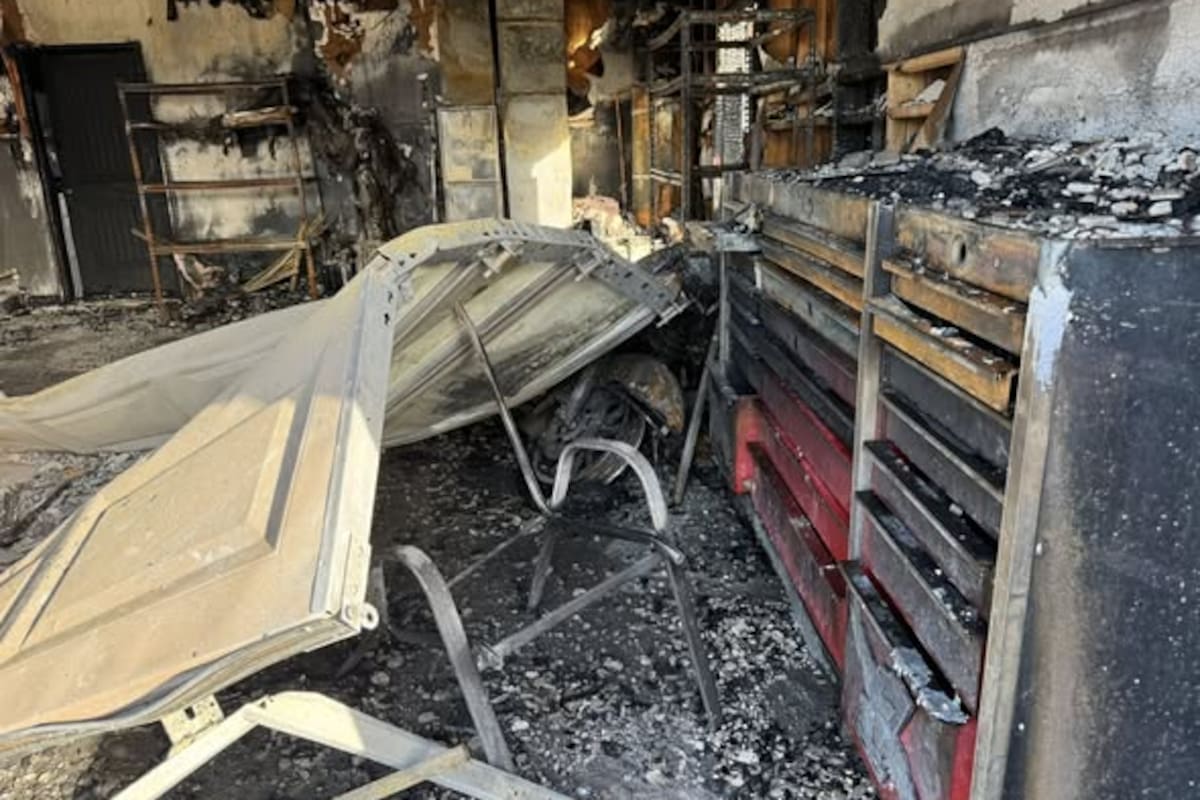 Una moto en llamas desata incendio en casa y alcanza un remolque en Yuma