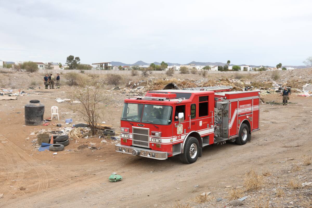 Bomberos trabajan en los puntos humeantes en el incendio del Vado del Río, en el área del bulevar Paseo del Río. FOTO: TEODORO BORBÓN