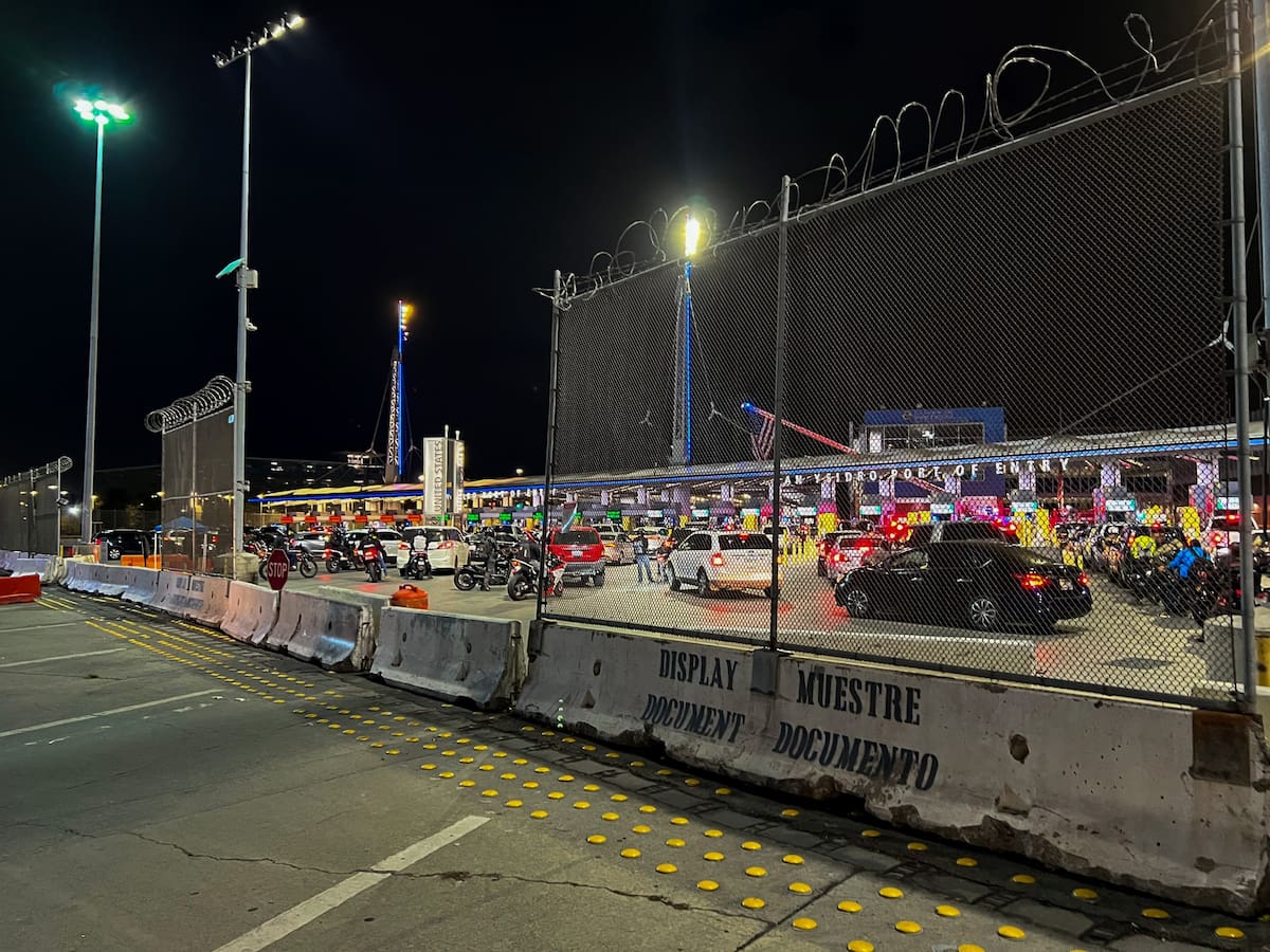 En la Garita de San Ysidro, oficiales de CBP guardaron un minuto de silencio mientras una grúa izaba la bandera de Estados Unidos. Foto: Leonardo González