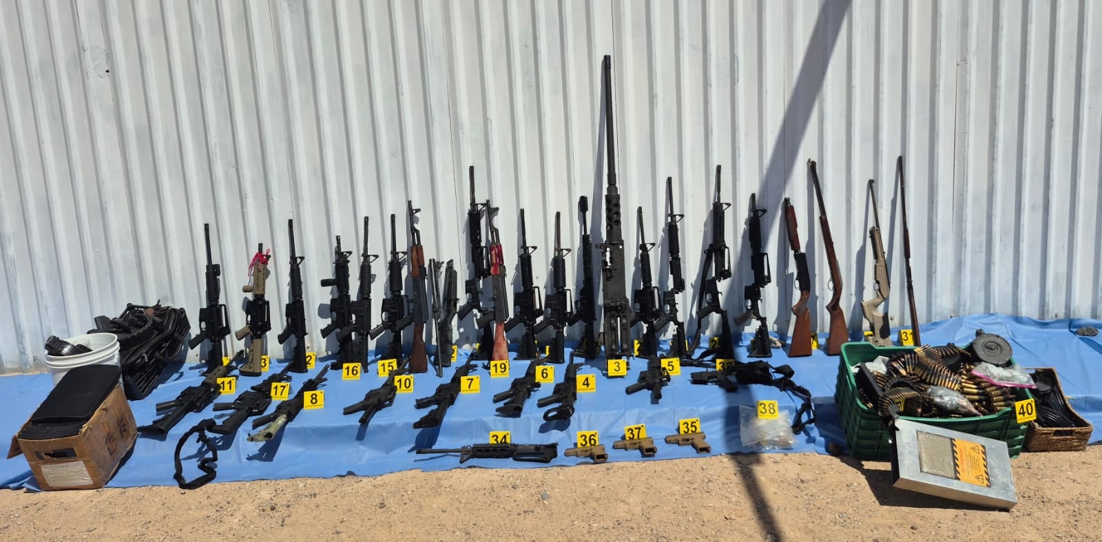 Armas aseguradas tras operativo en Puerto Peñasco el 18 de septiembre. | Crédito: FGJE Sonora