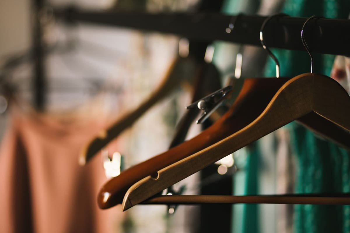 Antes de tirar los ganchos rotos, descubre cómo convertirlos en un práctico organizador de cocina que ahorra espacio y reutiliza materiales de forma creativa