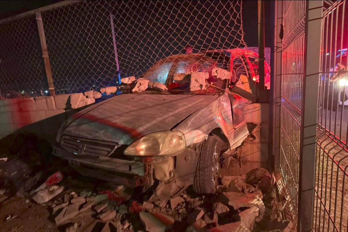 Pierde el control y choca contra una escuela en Portales