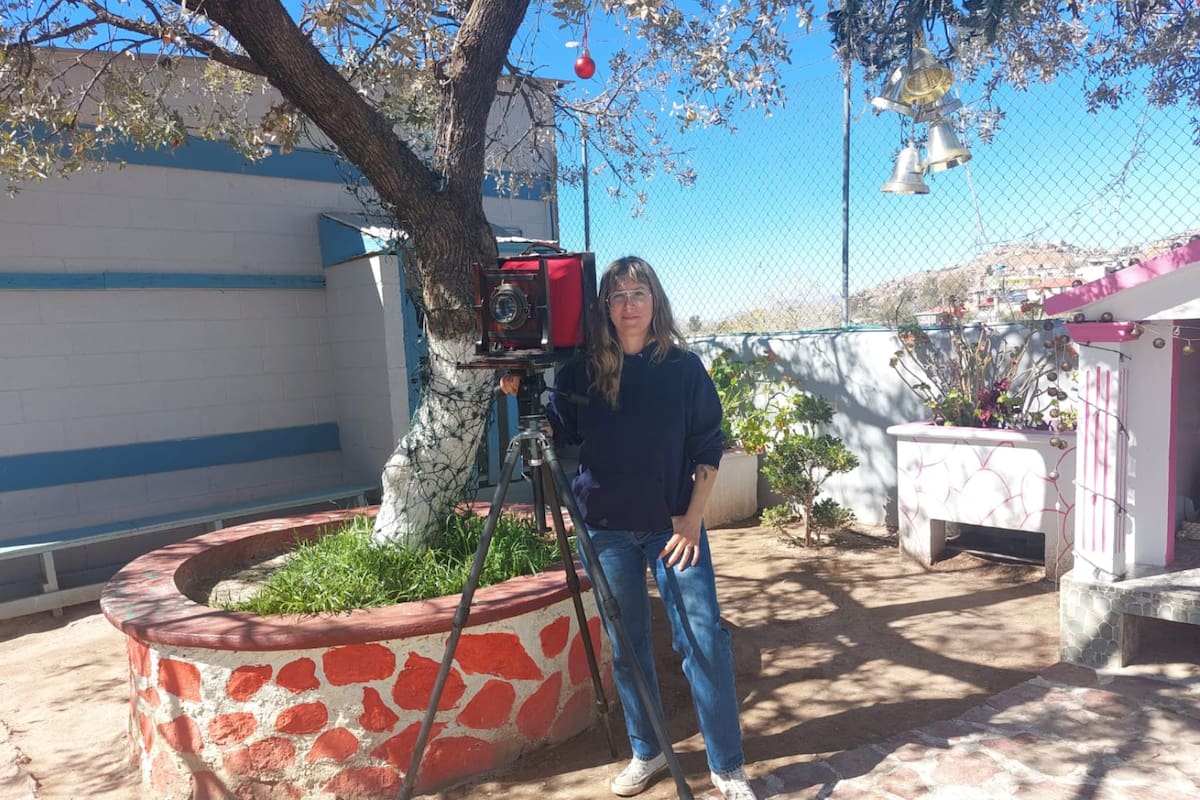 Capta el fenómeno migratorio con su antigua cámara en Nogales