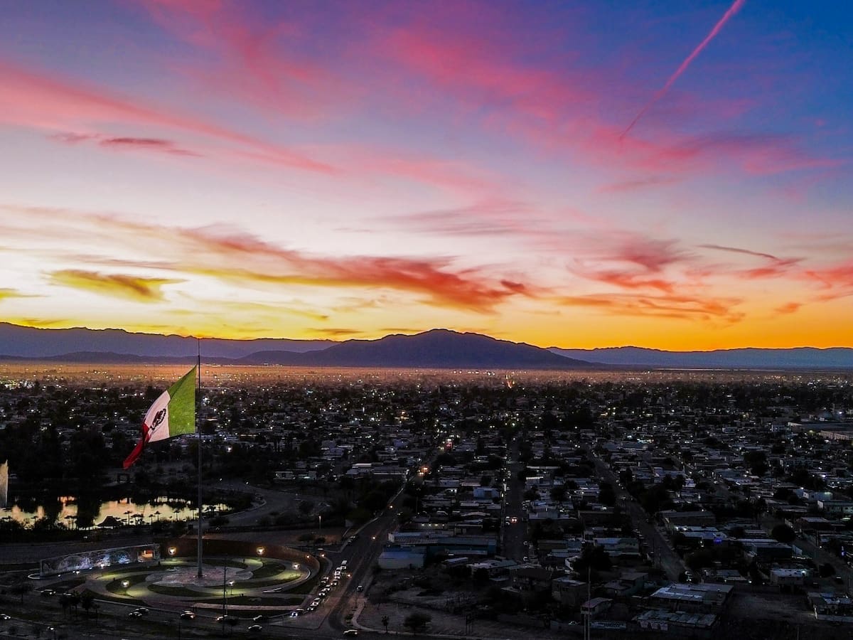 Así culminó el atardecer al arranque de esta semana, marcando el regreso a clases y el retomar de la rutina en la ciudad. (Foto: Juan J. Morales)