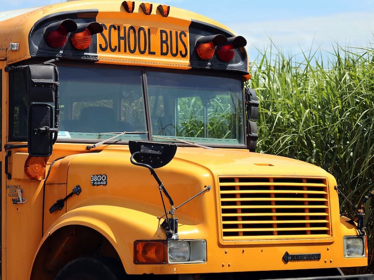 Choque entre autobús escolar y automóvil en suburbio de Chicago deja un muerto y 11 personas hospitalizadas, entre ellos estudiantes