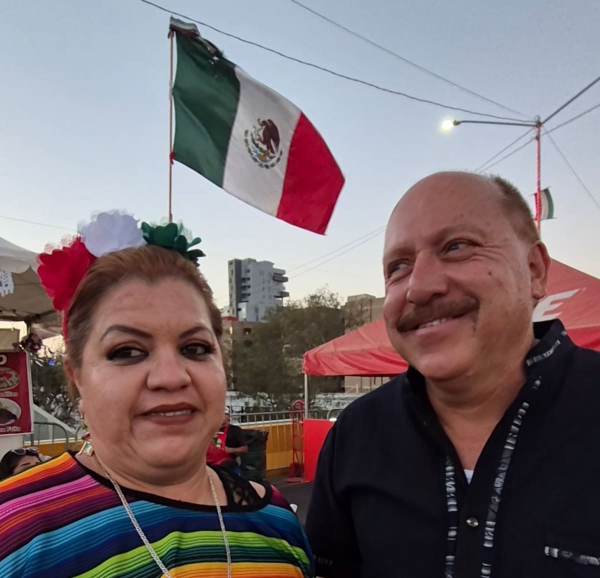 Los asistentes comenzaron a concentrarse frente al Palacio Municipal de Tijuana para disfrutar de la música, la comida y el ambiente de las Fiestas Patrias. Foto: Michelle Castillo