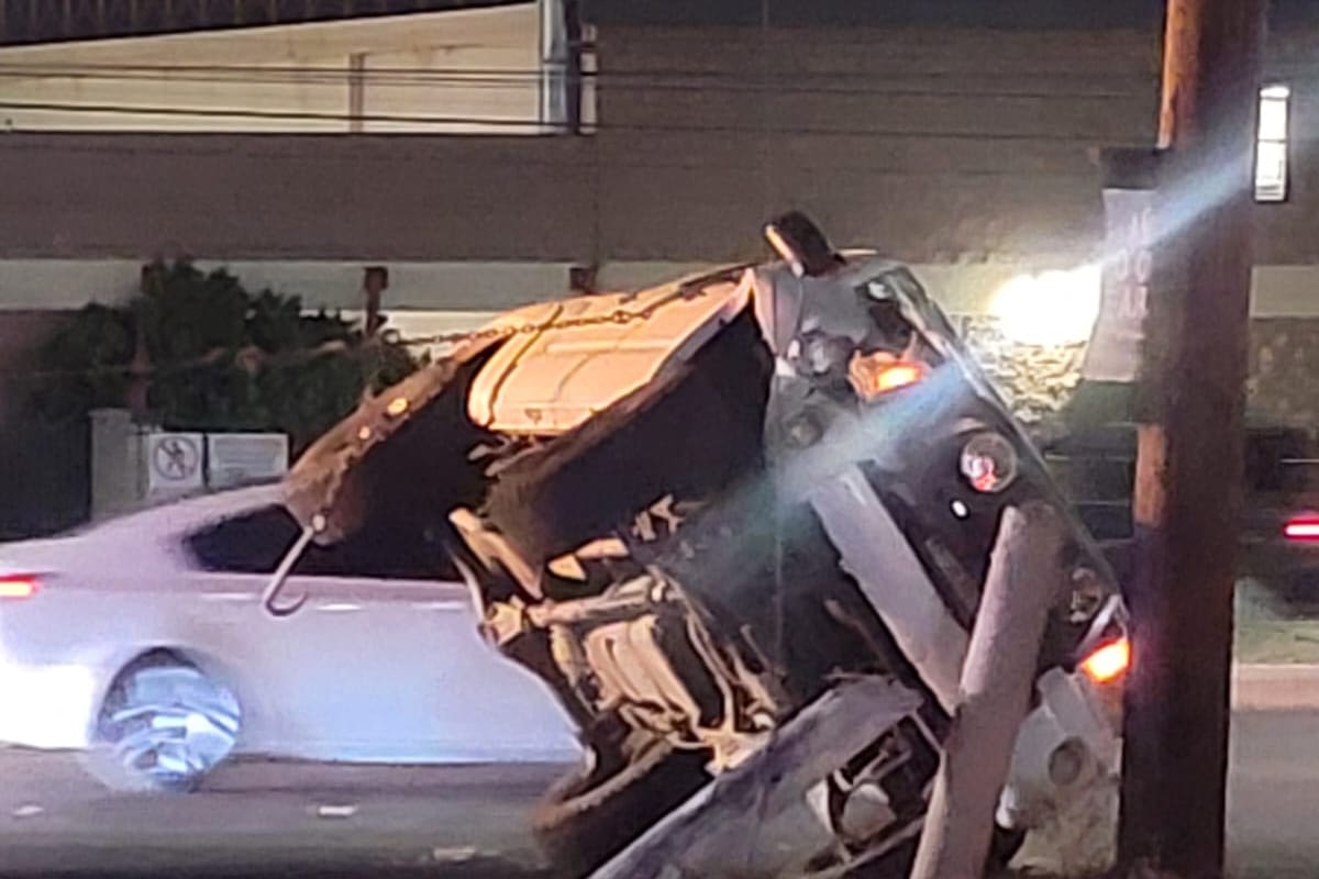 Hombre vuelca su pickup tras chocar contra banqueta