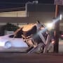 Hombre vuelca su pickup tras chocar contra banqueta