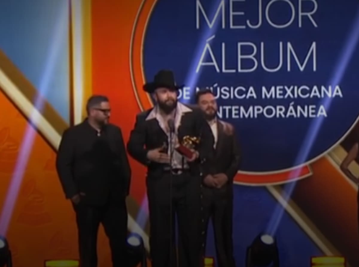 Carín León se lleva su primer Latin Grammy de la noche | Captura: HBO Max