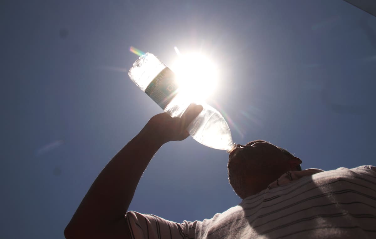 Ante las altas temperaturas se recomienda tomar agua de manera constante. FOTO: BANCO DIGITAL