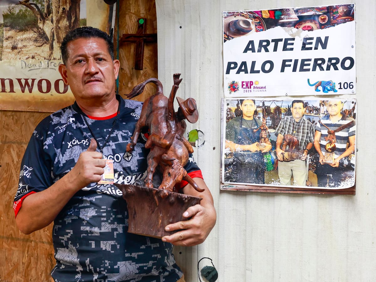 Jesús Olaguez Meraz regresó a las Fiestas del Sol para mostrar su trabajo con palo fierro, una tradición artesanal a la que ha dedicado más de 40 años y que también compartió con su hijo Edgar. FOTO: Juan J. Morales