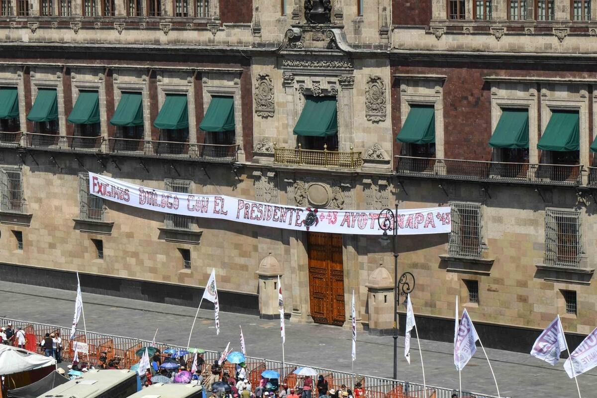 Manifestantes exigen diálogo con AMLO por caso Ayotzinapa