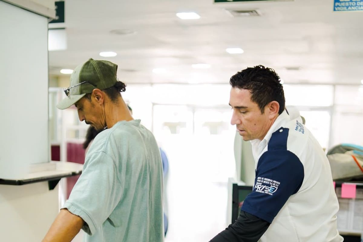 IMSS revisará a usuarios con detector de metales antes de entrar a sus instalaciones