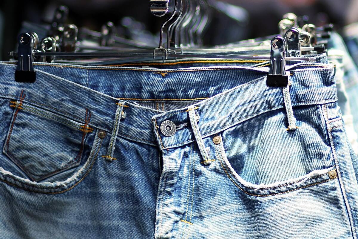 Nueva alternativa 'lavar' los 'jeans' en el congelador para proteger el medioambiente