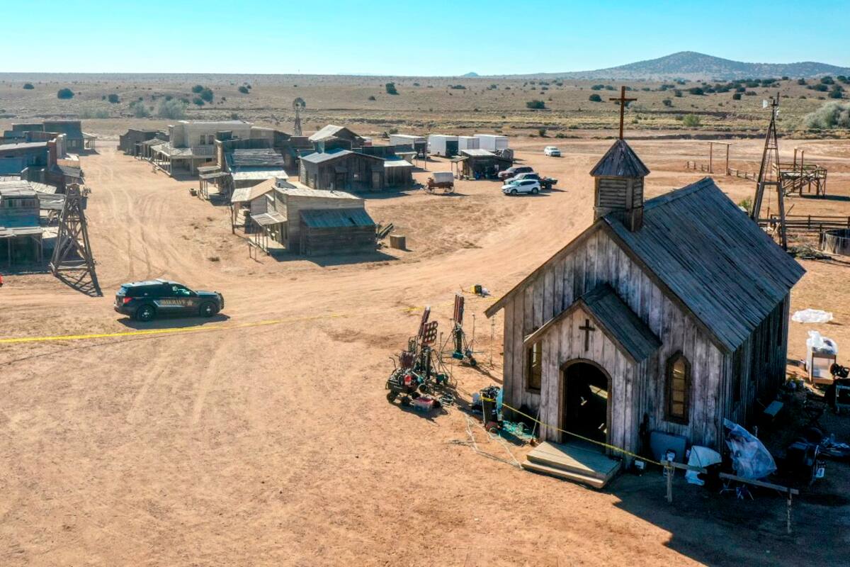 Enfrentan nuevas denuncias productores de 'Rust' en la que muriera fotógrafa