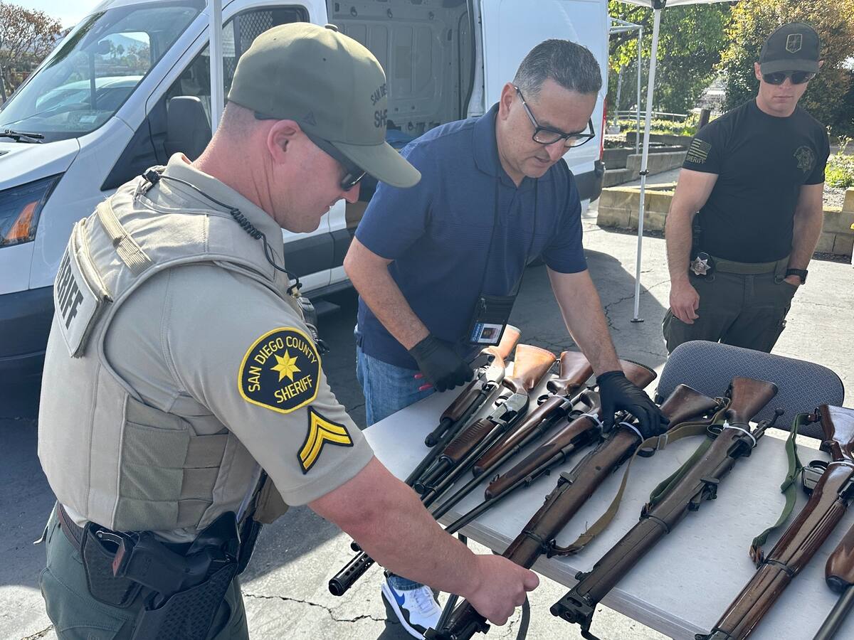 Las personas recibieron una tarjeta de regalo de 100 dólares para pistolas, rifles y escopetas o una tarjeta de regalo de 200 dólares para armas de asalto y pistolas fantasma.